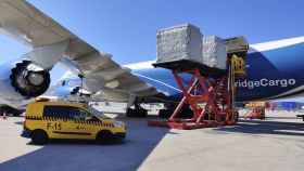 Vuelo de carga con material sanitario en el Aeropuerto de Barcelona / AENA