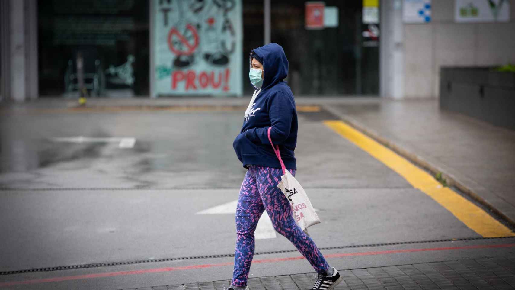 Una mujer en la calle con mascarilla / EUROPA PRESS