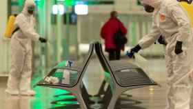 Efectivos del Ejército español desinfectan asientos en el aeropuerto de Barcelona / EFE