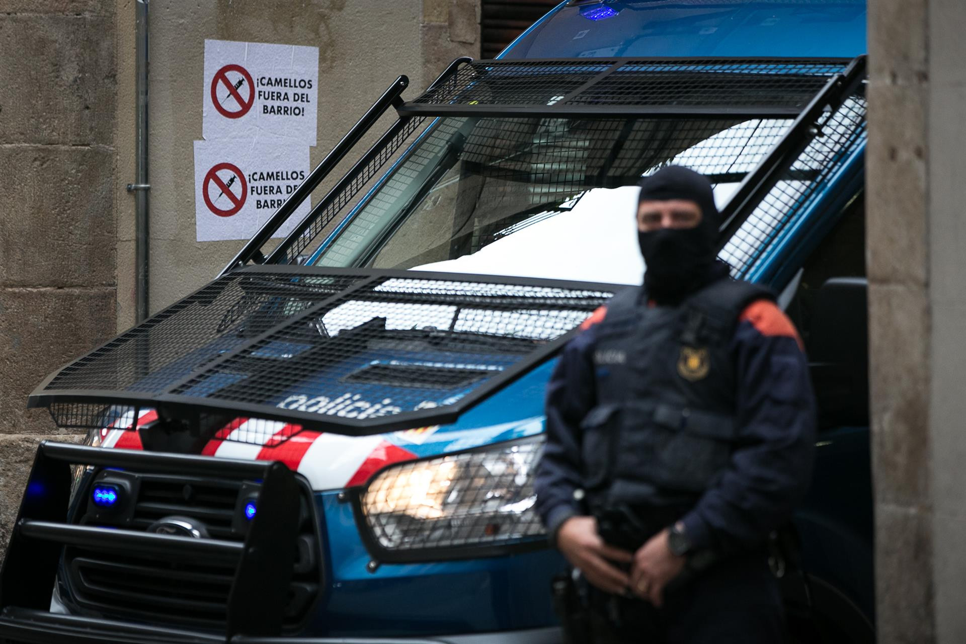 Un agente de Mossos dEsquadra espera en la puerta de un edificio del barrio de “El Raval” / EUROPA PRESS - LOLA BOU