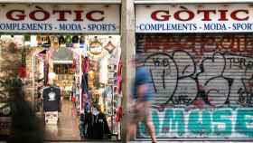 Una tienda de 'souvenirs' del barrio Gòtic, antes y después de la pandemia del coronavirus / VERÓNICA SÁNCHEZ - @verosan90