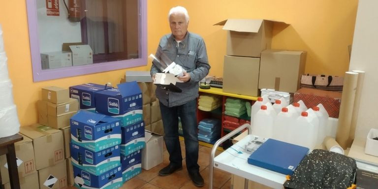 Joan Lluís Liste, propietario de la guardería Granota con el material que ha comprado / JORDI SUBIRANA