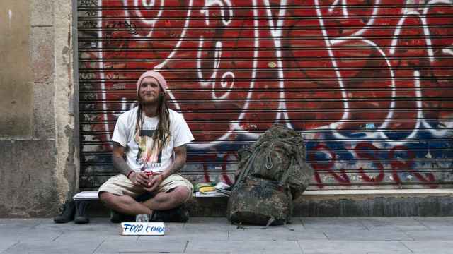 Un sintecho pidiendo comida en el centro de Barcelona / VERÓNICA SÁNCHEZ - @verosan90