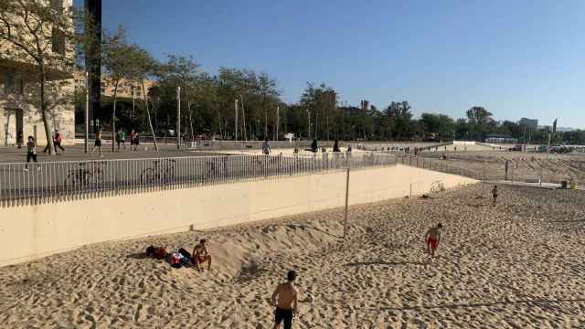 Unos jóvenes juegan a voley playa