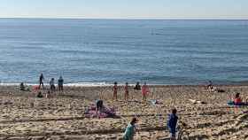 Bañistas y falsos deportistas tomando el sol en las playa, sobre los que Batlle se ha pronunciado / V.M.