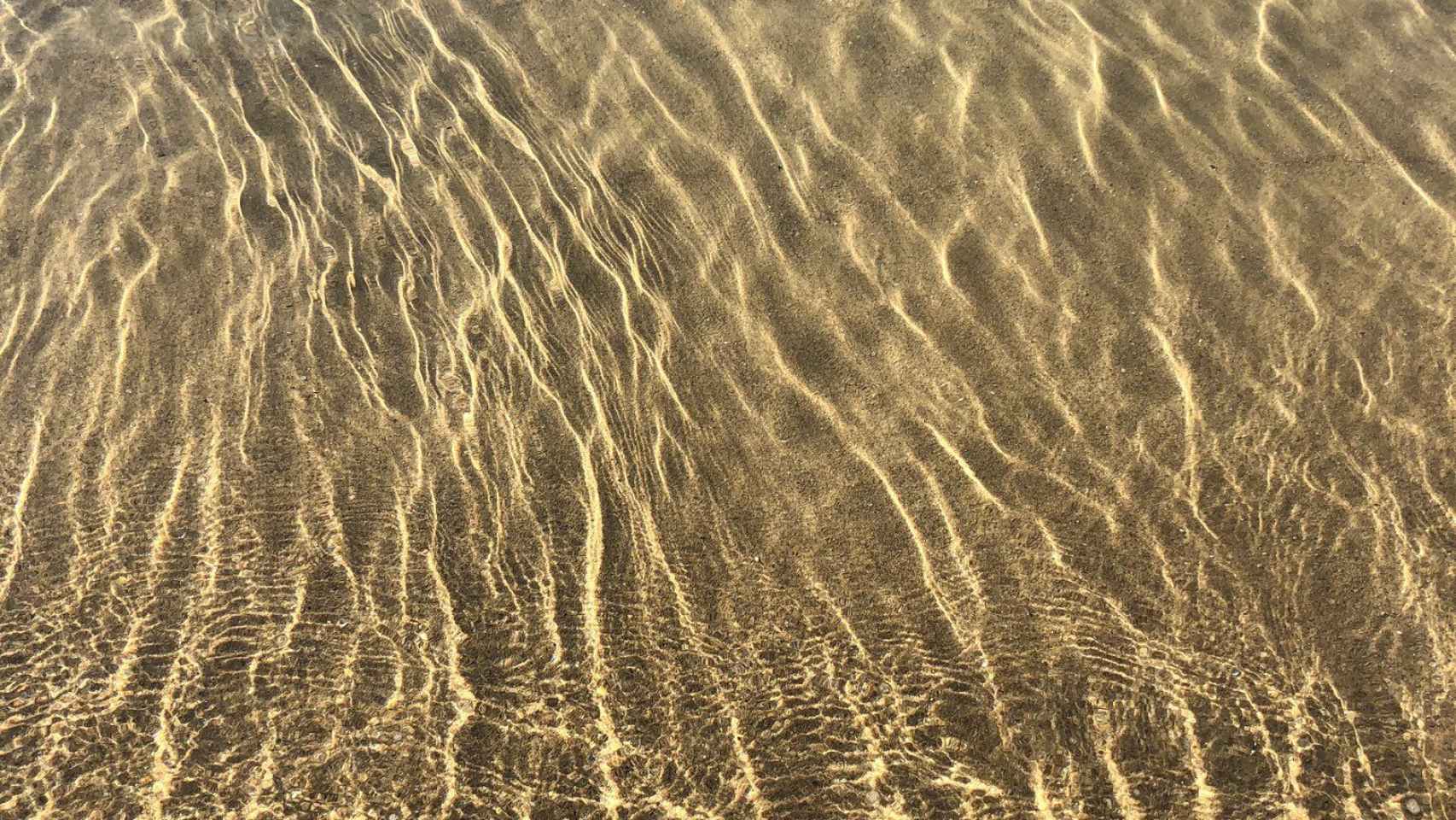 Agua totalmente transparente en la playa de Barcelona / @ingritona40