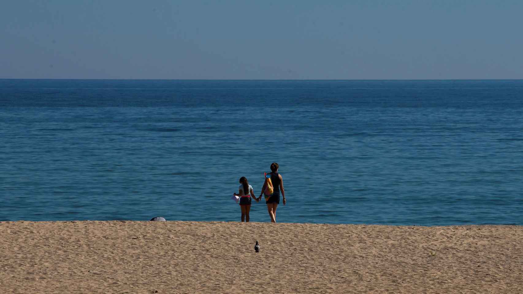 Varias personas disfrutan de la playa de El Masnou, en Barcelona / EFE