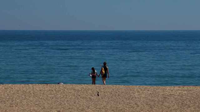 Varias personas disfrutan de la playa de El Masnou, en Barcelona / EFE