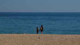 Varias personas disfrutan de la playa de El Masnou, en Barcelona / EFE