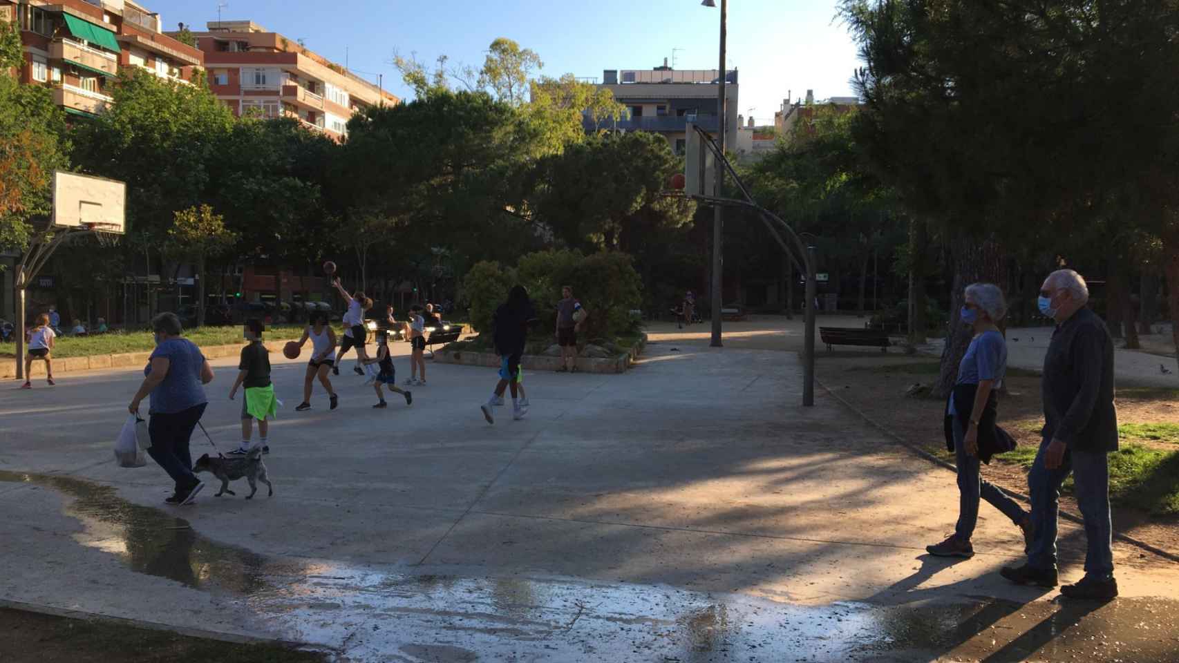 Niños jugando a baloncesto en los Jardins de Magalí de Les Corts / RP
