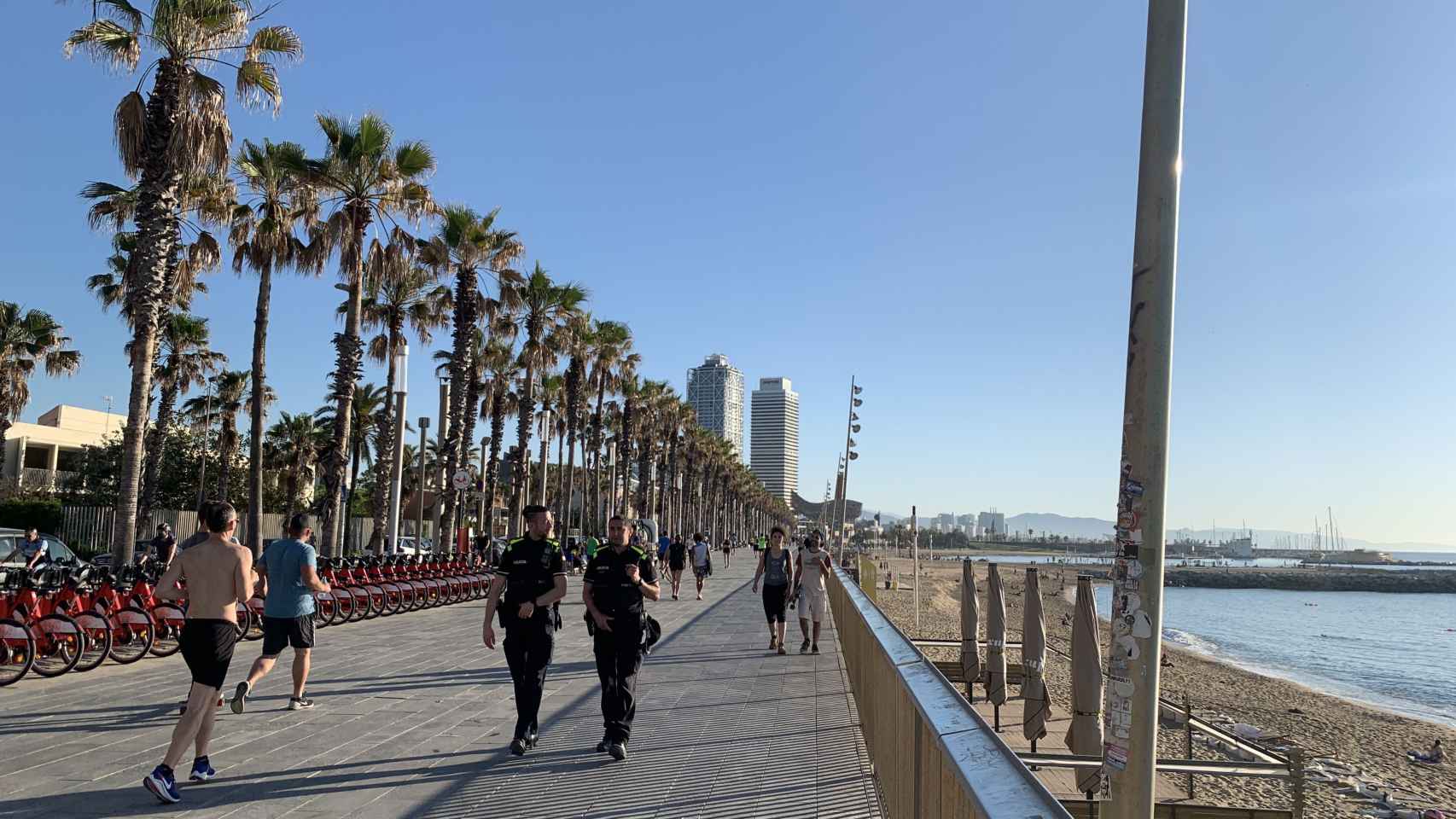 Una patrulla de la Guardia Urbana en el paseo de la Barceloneta