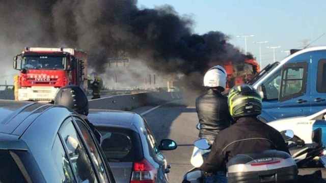 El incendio en el autobús, con la autopista cortada / TWITTER @ANTIRADARCATALA