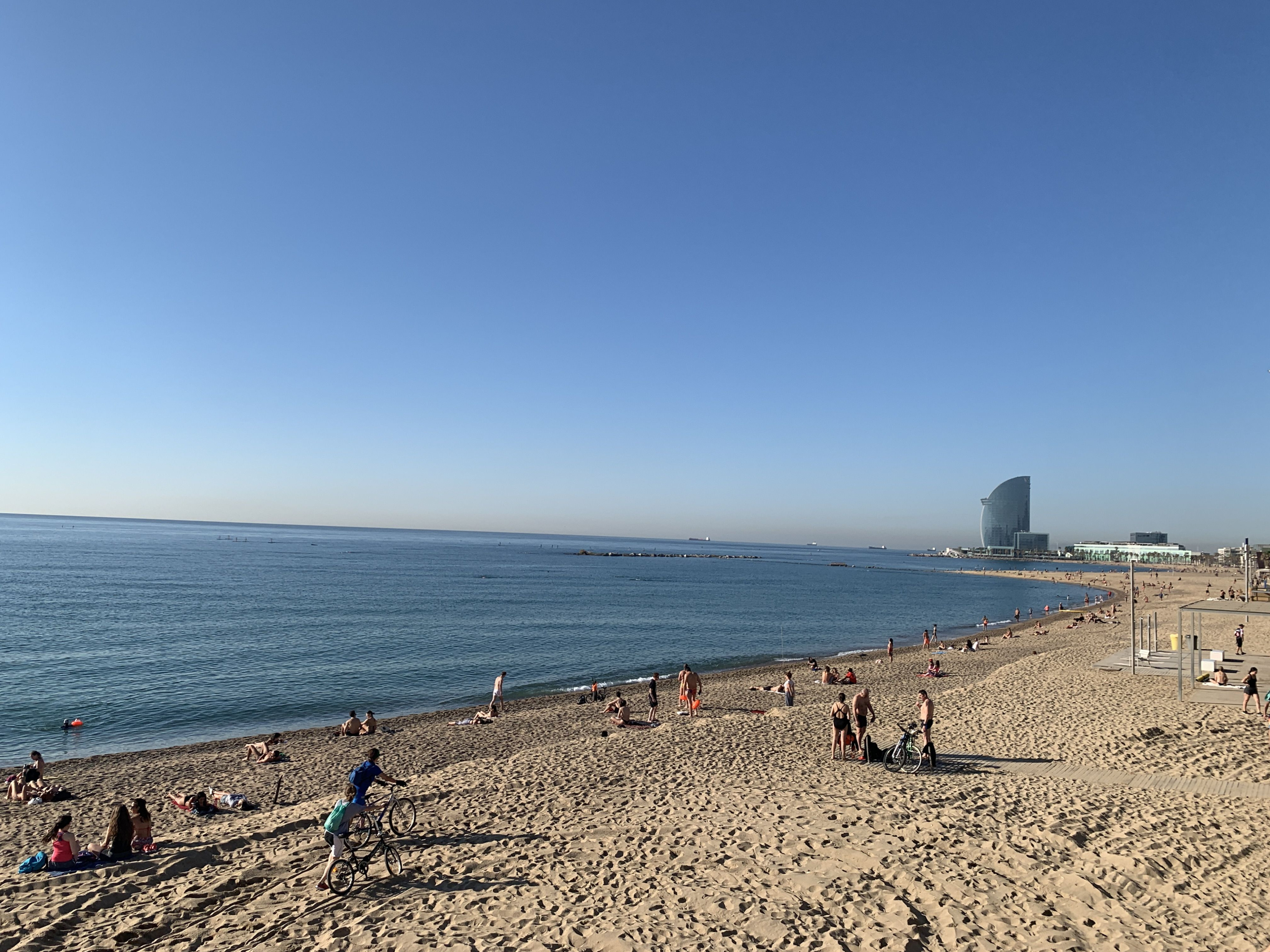 Playa de la Barceloneta llena de falsos deportistas