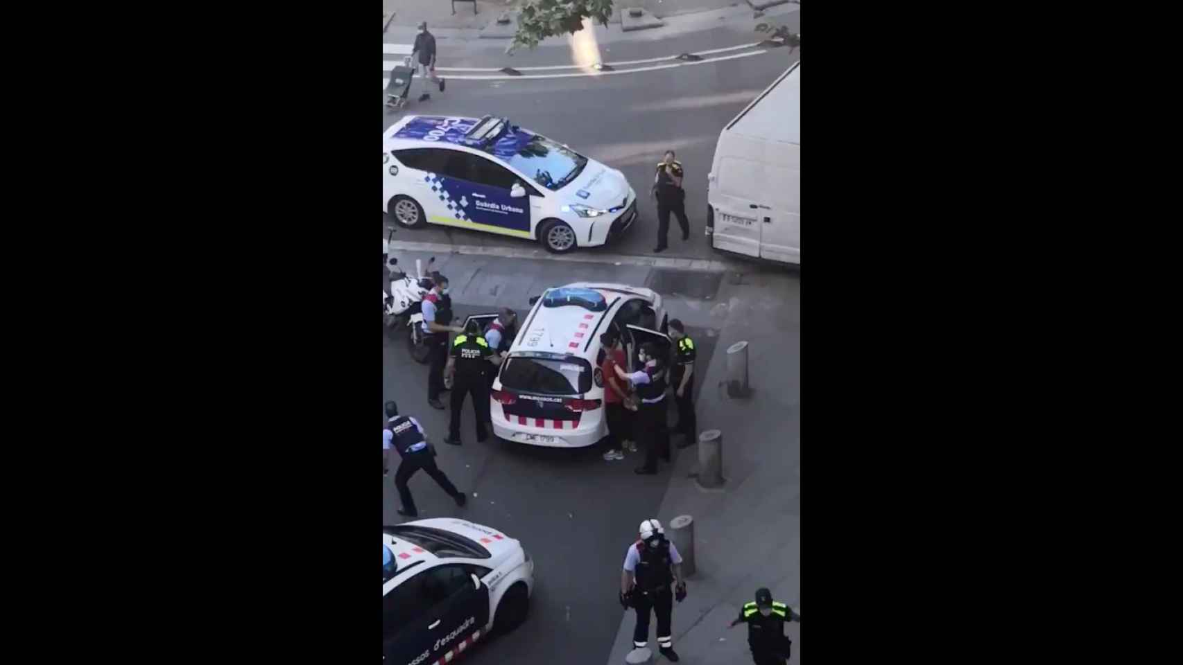 Hasta 10 coches policiales para detener a tres personas en el Raval / @tsankaram