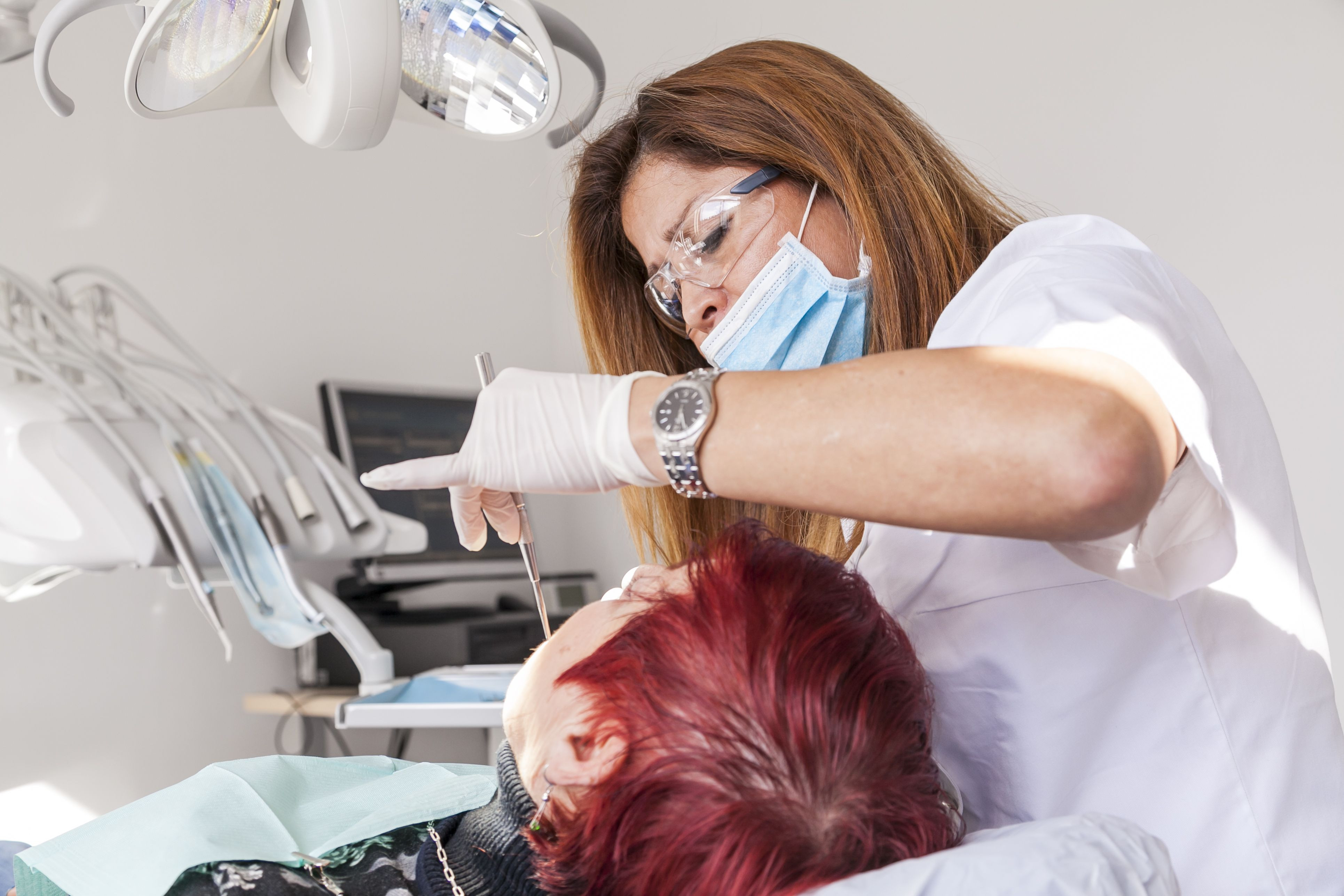 Una dentista atienda a una paciente en una imagen de archivo / AYUNTAMIENTO DE BARCELONA