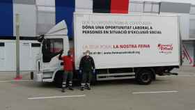 Un camión de Formació i Treball durante una jornada de recogida de ropa / FORMACIÓ I TREBALL