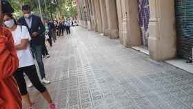 Una larga cola de personas espera su turno para realizarse el test del coronavirus en un laboratorio privado de Barcelona / METRÓPOLI ABIERTA