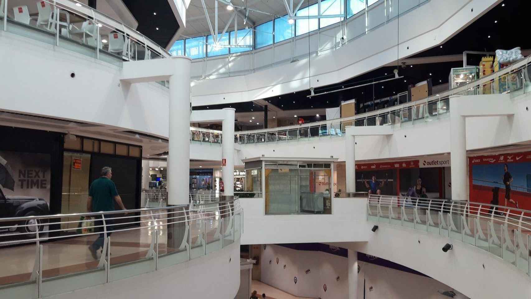 Interior del centro comercial Llobregat Center, en Cornellà de Llobregat