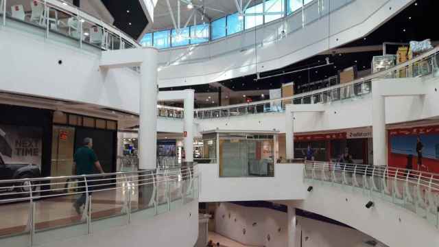 Interior del centro comercial Llobregat Center, en Cornellà de Llobregat