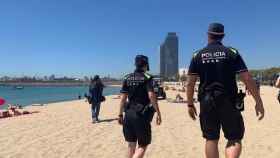 Agentes de la Guardia Urbana en la playa de Barcelona en una imagen de archivo / EP