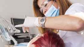 Una dentista atienda a una paciente / AYUNTAMIENTO DE BARCELONA