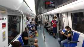 Un grupo de pasajeros en el metro de Barcelona, este viernes / JORDI SUBIRANA
