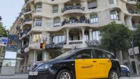 Un taxi circula por las calles de Barcelona / EUROPA PRESS