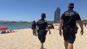 Agentes de la Guardia Urbana en la playa del Bogatell / EUROPA PRESS - ARCHIVO