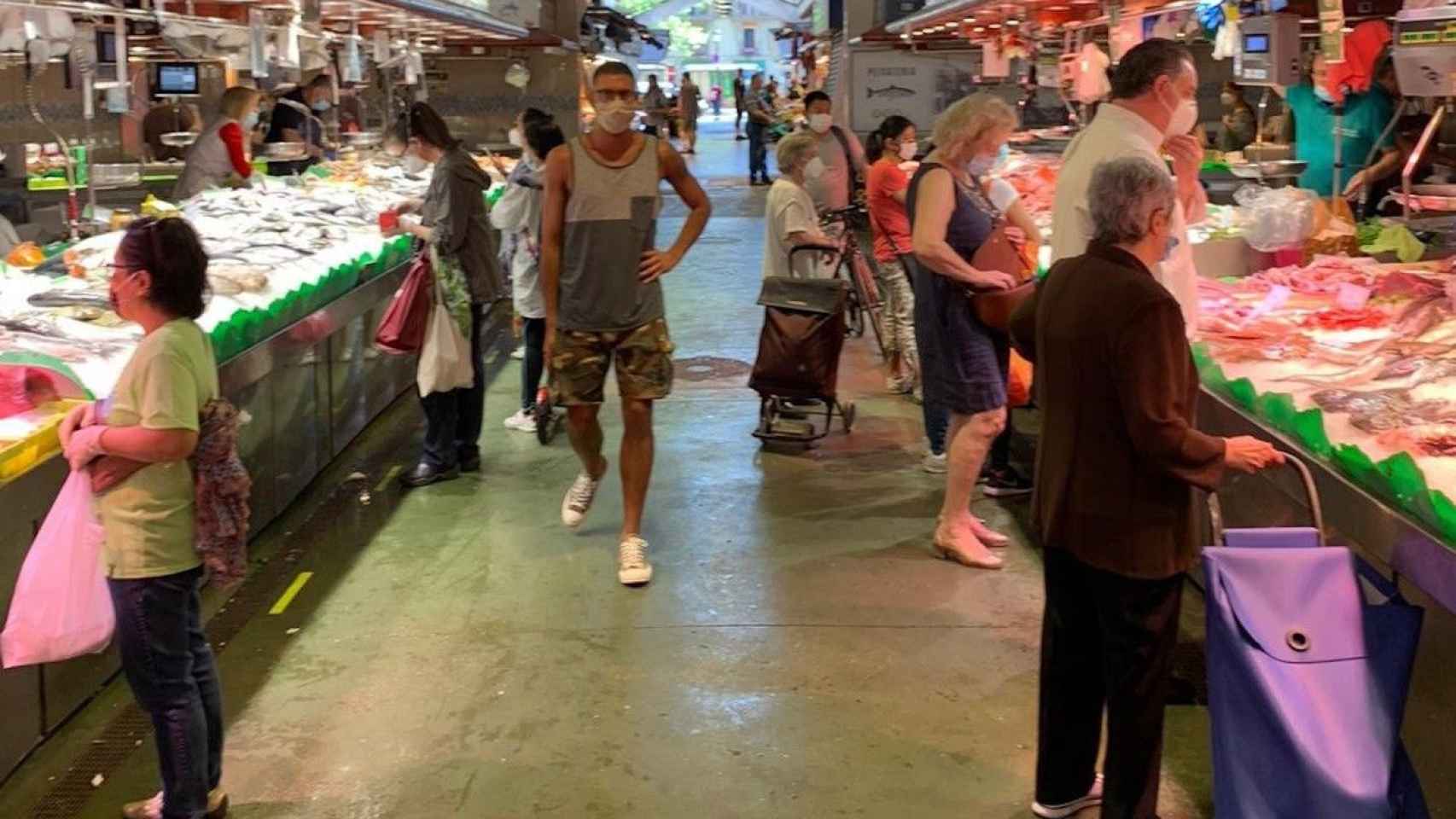Compradores en el mercado de la Boqueria, este sábado / LA BOQUERIA