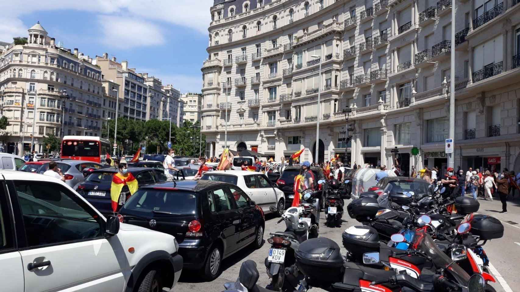 Manifestantes de Vox en la plaza de Francesc Macià / EUROPA PRESS