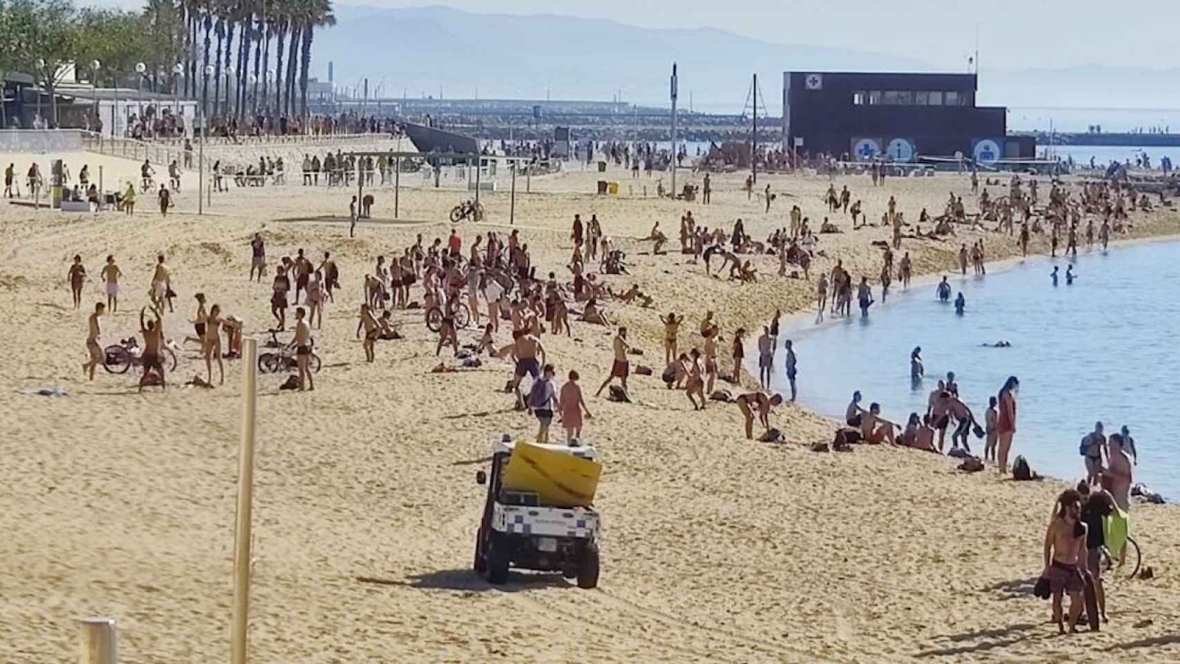 Una playa de Barcelona, llena de bañistas / BETEVÉ