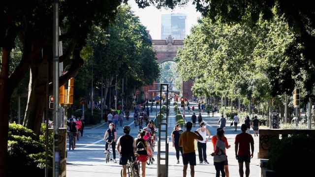 Vecinos de Barcelona pasean por paseo Sant Joan este sábado / EFE