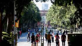 Vecinos de Barcelona pasean por paseo Sant Joan este sábado / EFE