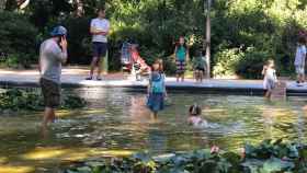 Un adulto y tres menores se bañan en el estanque del Turó Park, algo que (por ahora) está prohibido / TWITTER BCN ON VAS