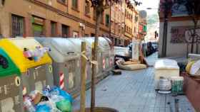 La limpieza ha brillado por su ausencia este viernes por la noche en la esquina de las calles Moratin con Pantà de Tremp / MA