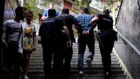 Agentes de la Policía Nacional detienen a un ladrón en el metro de Barcelona / EFE ARCHIVO