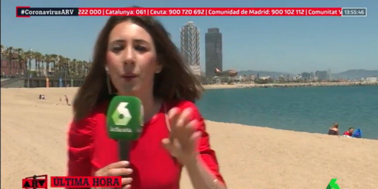 La periodista de 'Al Rojo Vivo' realizando la conexión en directo en la playa de la Barceloneta / ATRESMEDIA