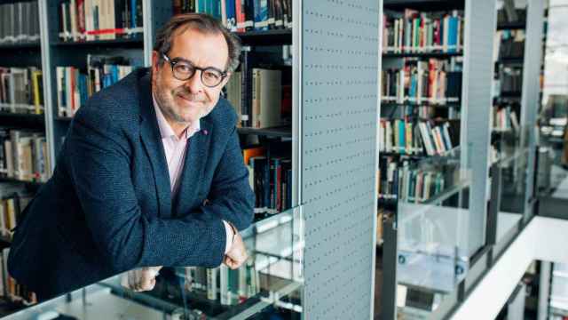 El periodista Albert Sàez en la biblioteca de la Facultat de Comunicación Blanquerna