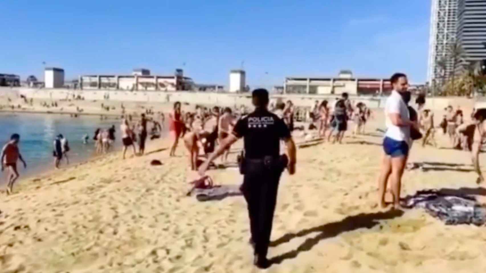 Captura de pantalla del vídeo en el que un agente de la Urbana desaloja la playa de la Nova Icària / METRÓPOLI ABIERTA