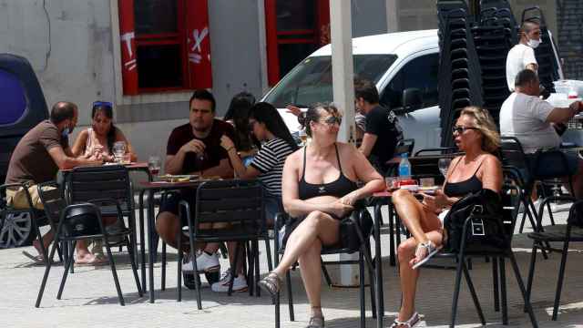 Una terraza de Barcelona, hasta la bandera de gente sin mascarillas al inicio de la fase 1 de la desescalada / EFE Quique García