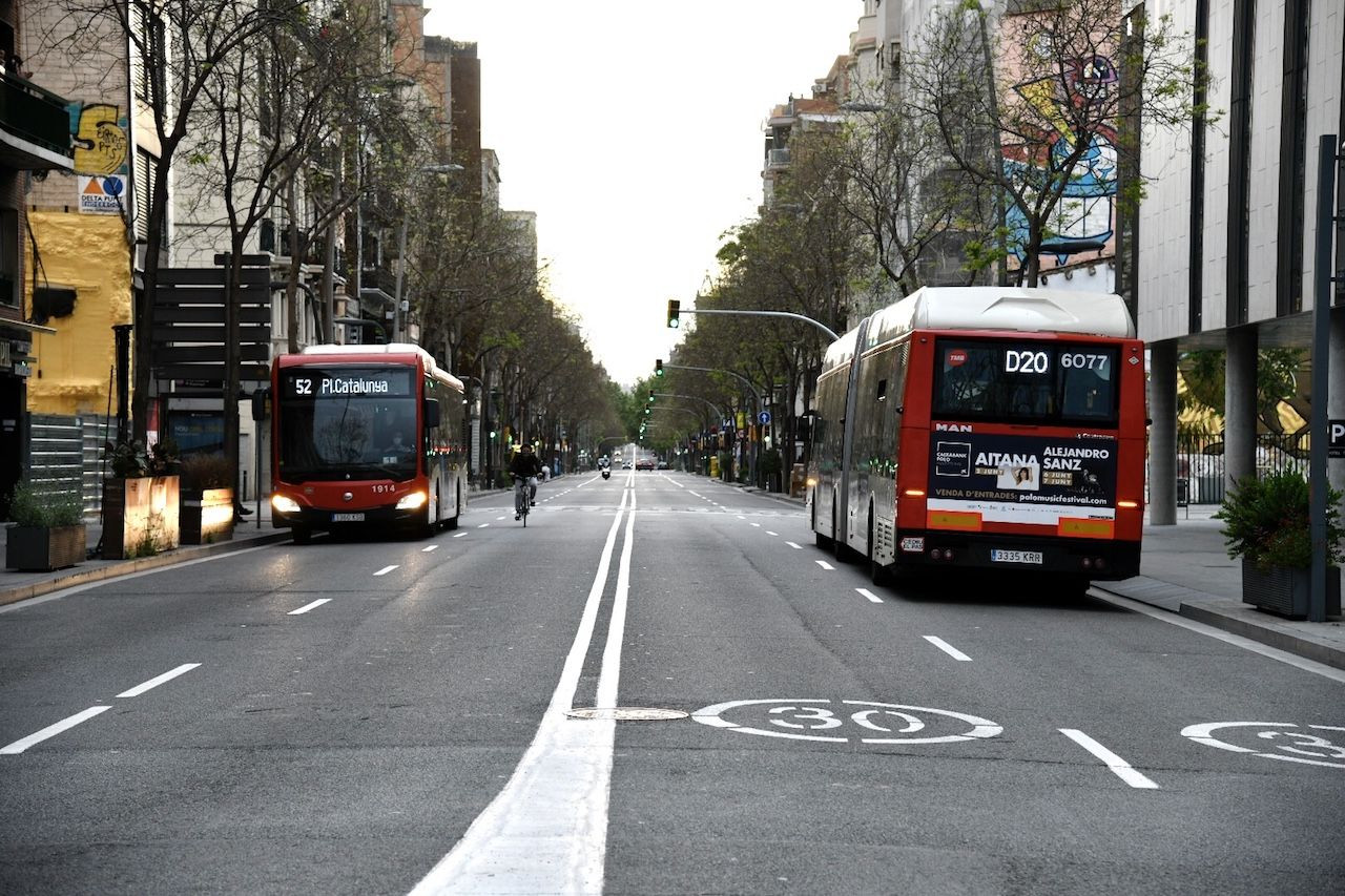 Dos buses de TMB en una calle de Barcelona / TMB