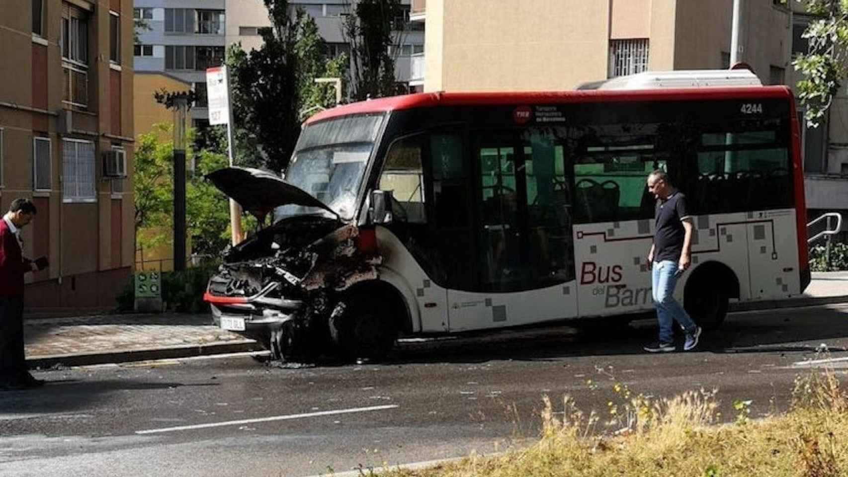 El bus de TMB, tras el incendio / MA