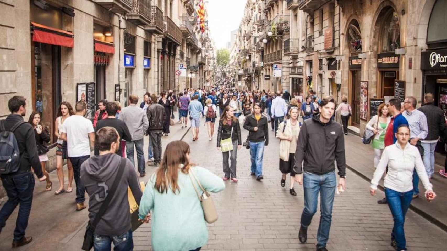 Una calle del centro de Barcelona, en una zona turística, con los comercios abiertos, antes de la pandemia / ARCHIVO EFE