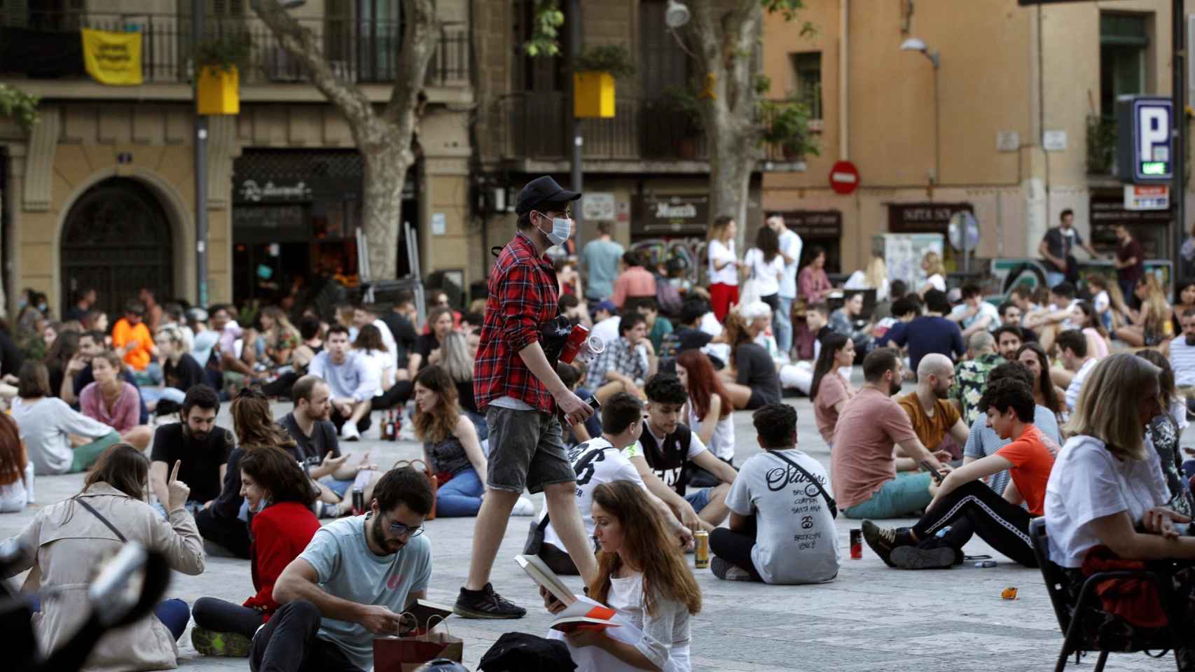 Multitud de jóvenes toman cervezas en la plaza del Sol, en la Vila de Gràcia, este lunes / EFE - ALEJANDRO GARCÍA