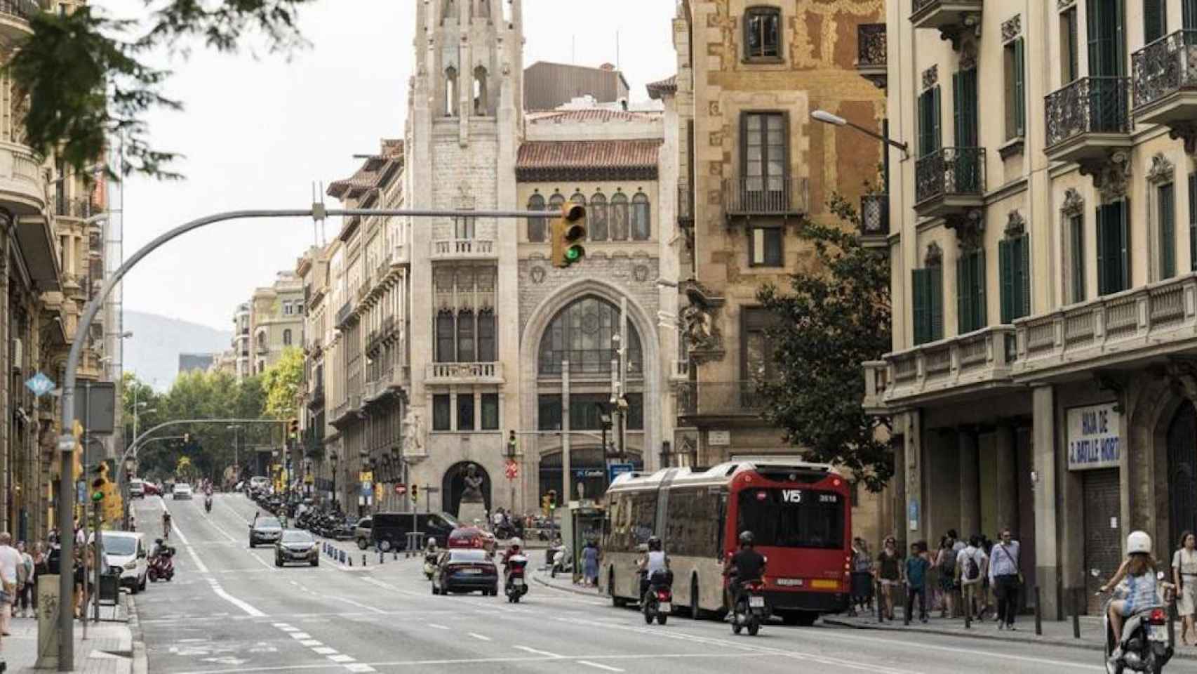 Vehículos privados y públicos, en la Via Laietana de Barcelona / AJ. BCN