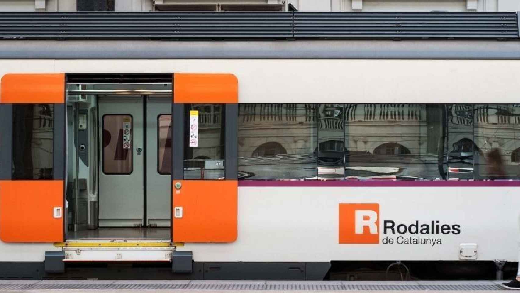 Tren de Rodalies con trayecto entre Barcelona y Mataró, que reducirá su capacidad por obras / HUGO FERNÁNDEZ
