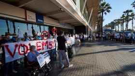 Sanitarios del Hospital del Mar defendiendo sus derechos como trabajadores y usuarios ante las administraciones / EFE - Alejandro García