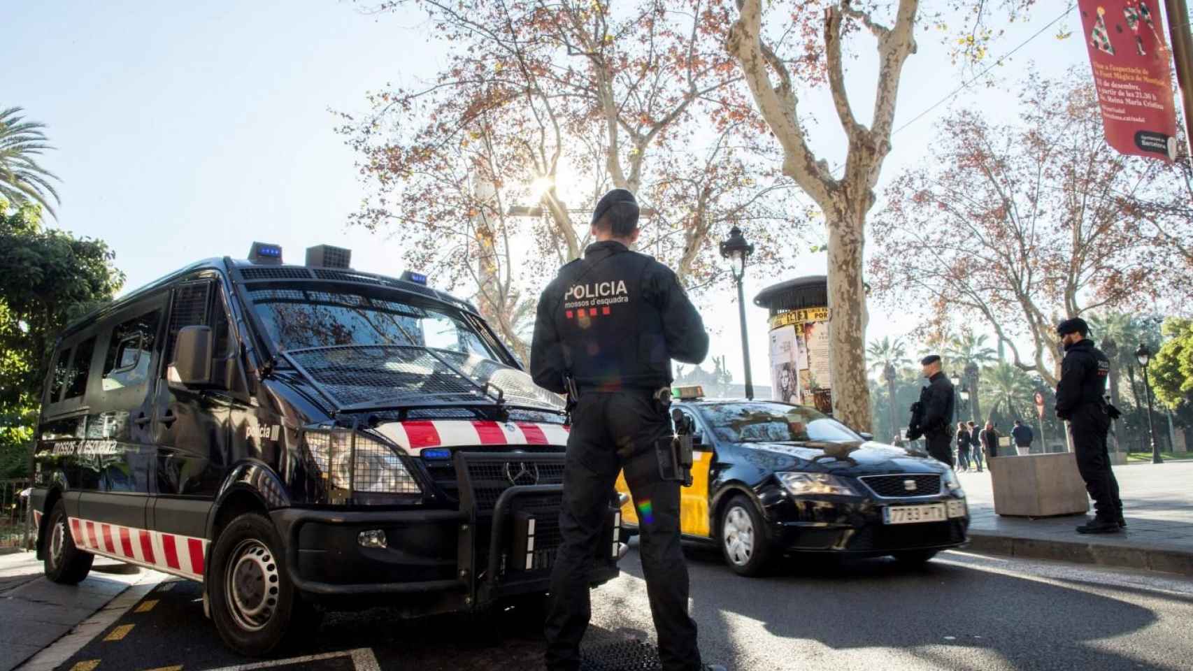 Control policial de los Mossos d'Esquadra en Santa Coloma de Gramenet / EFE