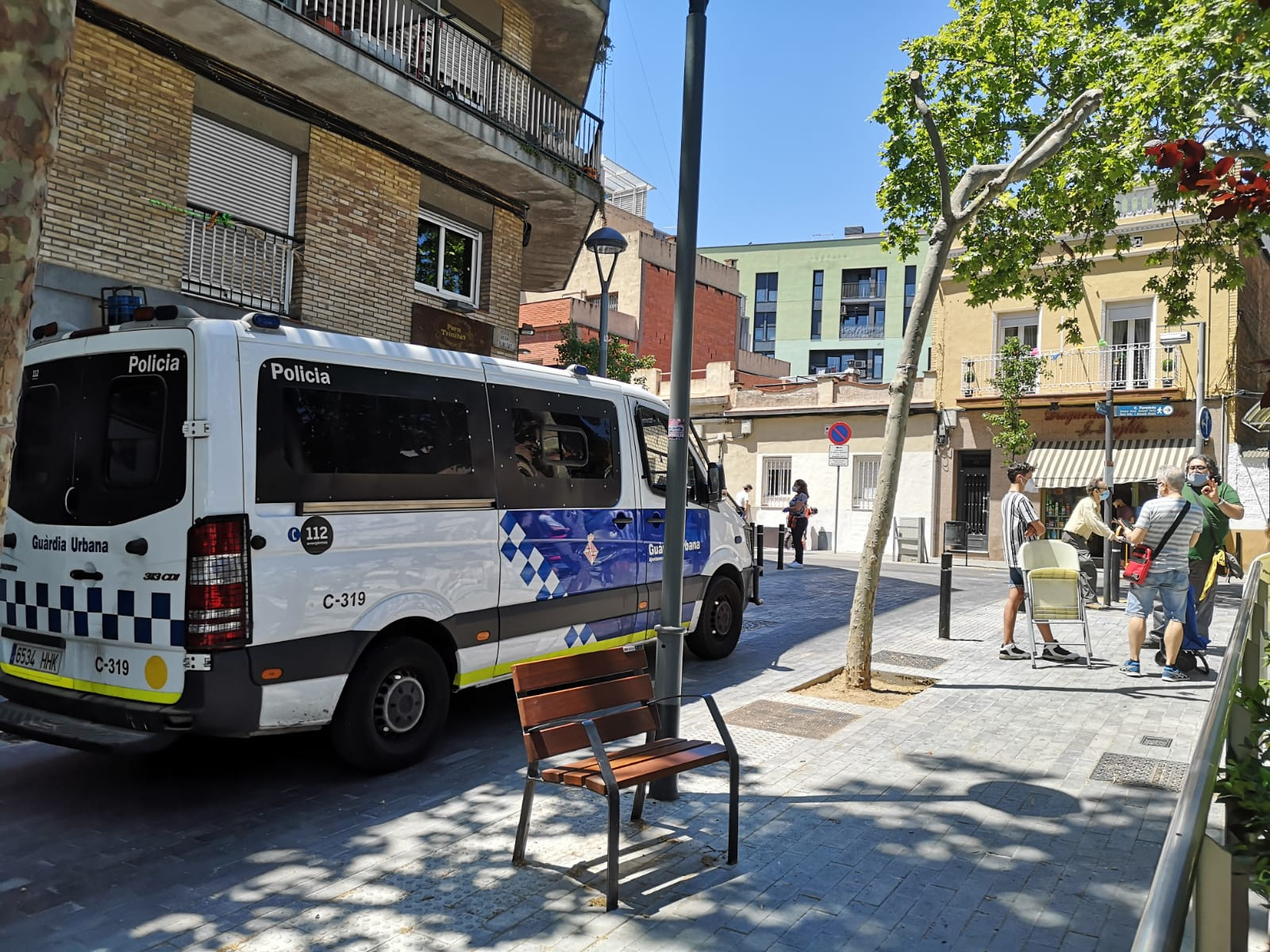 Una furgoneta de la Guardia Urbana delante de una casa okupa / METRÓPOLI