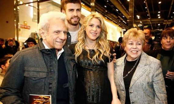 Shakira y Gerard Piqué junto a los padres de la cantante / ARCHIVO